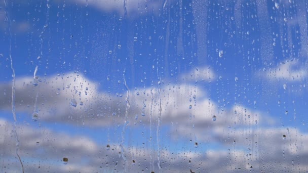 Regentropfen Fließen Vor Einem Hintergrund Bewegter Wolken Und Blauem Himmel — Stockvideo