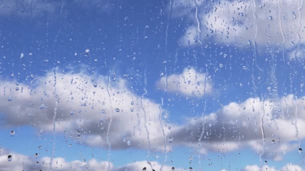 Rain Drops Flow Glass Contra Fundo Nuvens Móveis Céu Azul — Vídeo de Stock