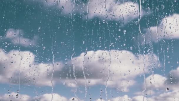 Yağmur Damlaları Hareket Eden Bulutlar Gri Gök Arkaplanına Karşı Camdan — Stok video