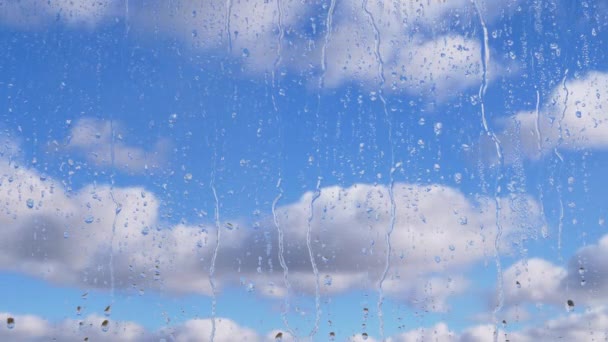 Капли Дождя Стекают Стеклу Фоне Движущихся Облаков Голубого Неба Временной — стоковое видео