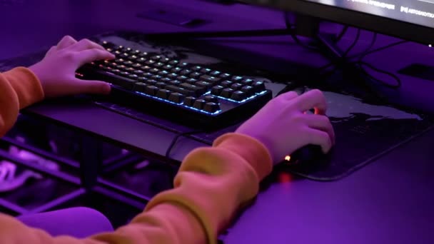 Руки Играющие Клавиатуре Rgb Видеоигру Клубе Виртуальной Реальности Крупный План — стоковое видео