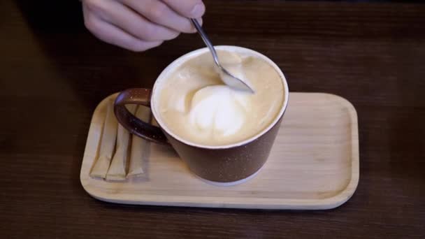 Erkek Elleri Kafe Bir Çay Kaşığıyla Kalın Köpük Karıştırır Nsan — Stok video