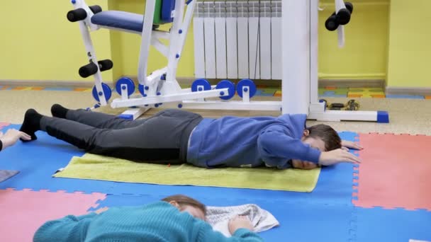 Barn Engagerade Gymnastik Ett Rehabiliteringscenter Tonåring Närbild Grupp Barn Matta — Stockvideo