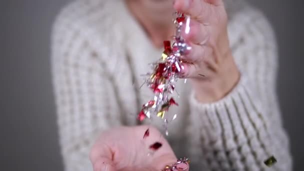 Vrouwelijke Handen Gooit Glanzende Sparkles Tinsel Confetti Een Wazige Achtergrond — Stockvideo