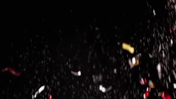 落下Confetti 塵粒子 および黒い背景の降雪の流れ チンセル 白い粉を飛んでのぼやけた抽象的な動的背景 — ストック動画