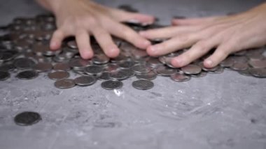 Açgözlü Kadın Eller Masaya Dağılmış Ukrayna Sikkeleri Yığını Taşıyor. Ukrayna gümüşü beş kopek sikkesi saçılımı. İnsan açgözlülüğü. Finansal kriz, bütçe tasarrufu, para birikimi.