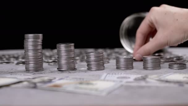 여성의 흩어져 근처에 동전을 짓는다 항아리 꼭대기에 놓는다 — 비디오