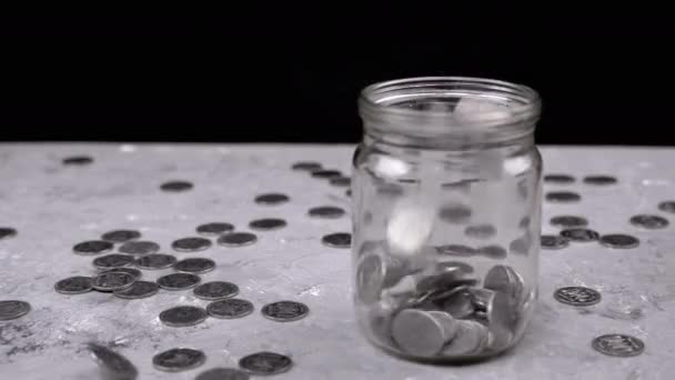 Silbermünzen Fallen Vor Dem Hintergrund Verstreuter Kopeken Ein Glas Zeitraffer — Stockvideo