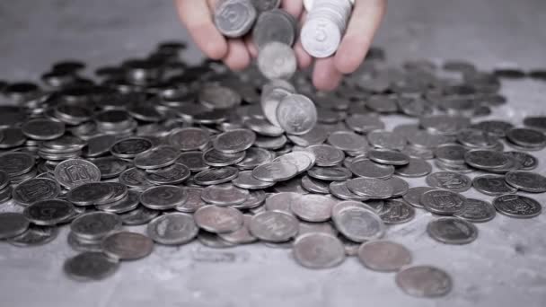 Πλήθος Νομισμάτων Πέφτουν Από Χέρια Ένα Σωρό Διάσπαρτα Κόπεκς Στο — Αρχείο Βίντεο