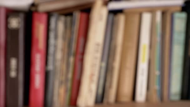 Sfondo Sfumato Vecchi Libri Epoca Stand Una Riga Una Libreria — Video Stock
