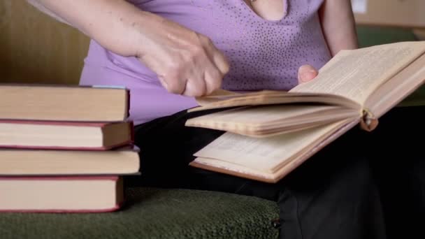 Çeride Güneş Işıkları Nda Kitap Okuyan Yaşlı Bir Kadın Yakın — Stok video