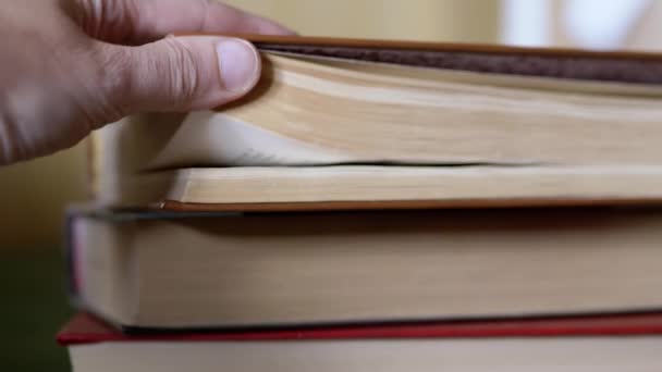 Weibliche Hand Blättert Durch Die Seiten Von Büchern Gestapelt Einem — Stockvideo
