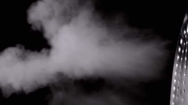 黒い背景に太い蒸気の流れを吹くクローズアップ蒸気鉄 スローモーション お湯の蒸気のストリームは 煙の空の空間を埋める 背景には ぼやけた 家電製品 — ストック動画
