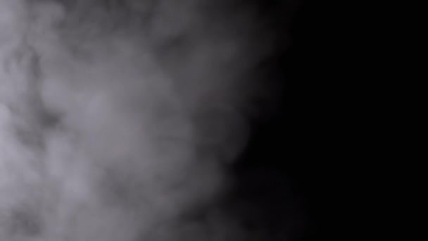 Explosão Uma Nuvem Nebulosa Branca Fumo Voador Fundo Preto Fundo — Vídeo de Stock