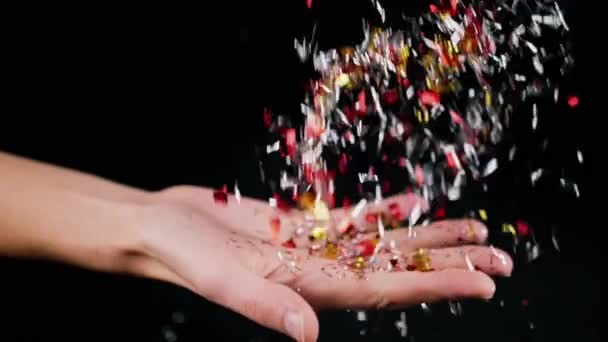 Mano Femenina Arroja Confetti Brillante Brillante Sobre Fondo Negro Brillos — Vídeos de Stock