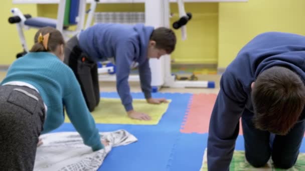 Ukraine Kamenskoe October 2022 Children Engaged Gymnastics Rehabilitation Center 一组孩子在垫子上做伸展肌肉和脊柱的运动 — 图库视频影像