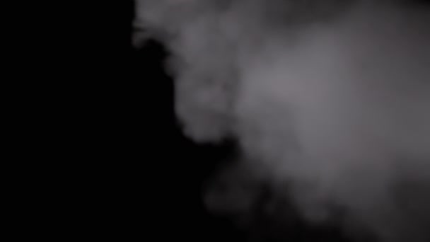 在黑色背景下 白雾云彩的爆炸 摘要背景 Bokeh效应 浓烟充满了空虚的空间 模糊的焦点 冰云蒸汽 飘飘欲仙慢动作 — 图库视频影像