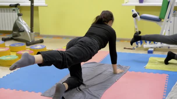 Ukraine Kamenskoe Październik 2022 Dzieci Zaangażowane Gimnastykę Ośrodku Rehabilitacyjnym Grupa — Wideo stockowe