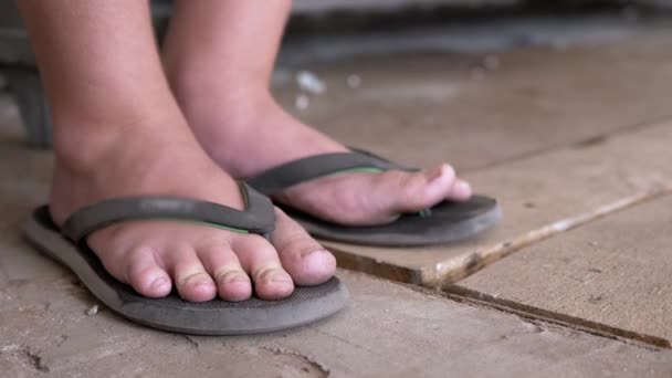 Бедный Ребенок Двигает Грязные Голые Ноги Шевеля Пальцами Делая Упражнения — стоковое видео