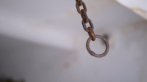 Bewegung Einer Rostigen Eisenkette Die Von Der Decke Folterraum Aufgehängt — Stockvideo