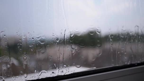 Ροή Από Σταγόνες Βροχής Ρέει Κάτω Από Υγρό Γυαλί Έξω — Αρχείο Βίντεο
