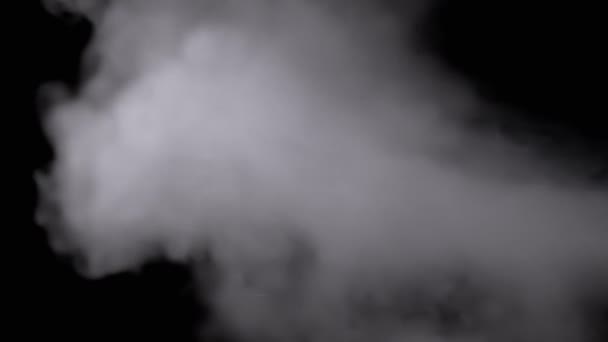 Взрыв Белого Туманного Облака Летающего Дыма Черном Фоне Абстрактный Фон — стоковое видео