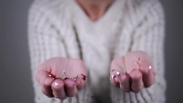 Female Hands Бросает Shiny Sparbage Tesla Confetti Размытом Фоне Крупный — стоковое видео
