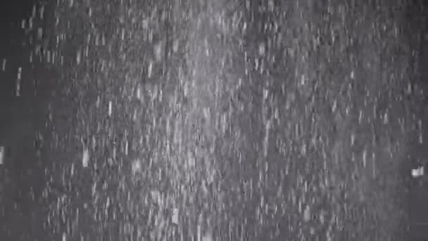 在黑色背景上的瀑布 微粒和雪花流 模糊的抽象的动态背景的飞金 白色粉末在云雾烟雾中 — 图库视频影像