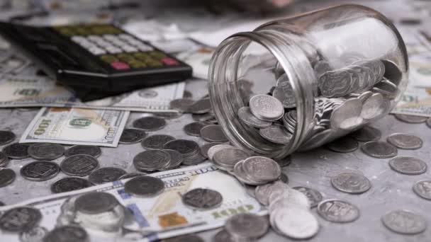 Женщина Считает Деньги Калькуляторе Перед Банкой Монетами Украинские Центы 100 — стоковое видео