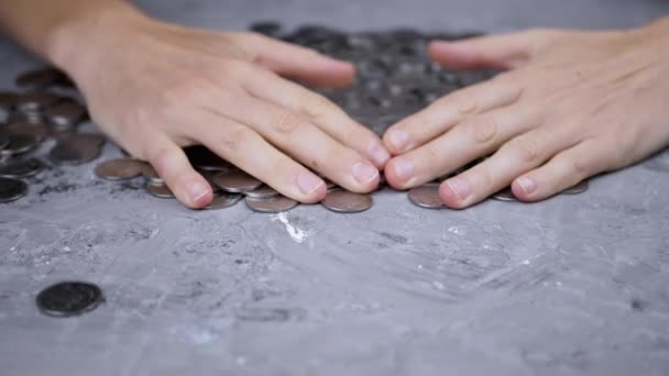 Άπληστα Γυναικεία Χέρια Είναι Raking Ένα Σωρό Διάσπαρτα Ουκρανικά Νομίσματα — Αρχείο Βίντεο