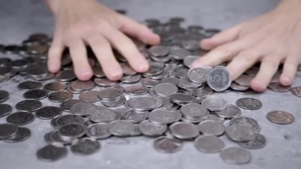 贪婪的女性的手在桌上搅动着一堆散落的乌克兰硬币 五库匹乌克兰银币的散落 人类的贪婪金融危机 预算节约 资本积累 — 图库视频影像