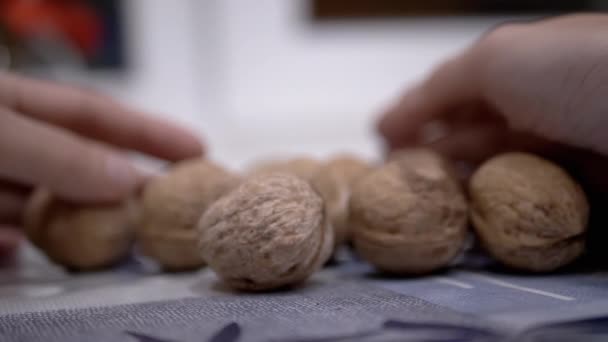 Αγρότης Χέρια Μαζεύοντας Καρύδια Φρούτα Shell Στο Τραπέζι Κοντινό Πλάνο — Αρχείο Βίντεο