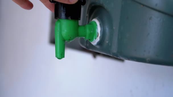 Hand Opening Dirty Faucet Flowing Water Plastic Container Filling Reservoir — Vídeo de Stock