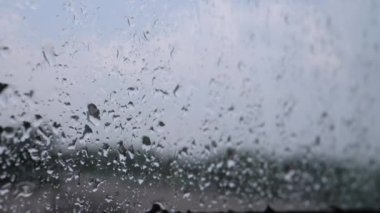 Yağmur Damlaları Islak Akıyor, Pencere Dışında Çiseleyen Bir Çiseleme Sırasındaki Misted Glass. Melankoli. Sonbahar depresyonu. Doğanın bulanık arka planı, gri kasvetli gökyüzü, bulutlar ve pencerenin dışındaki ağaçlar..