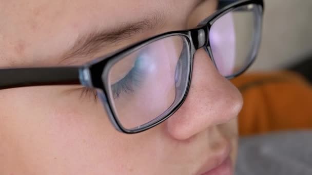 Twarz Nastolatka Okularach Długimi Rzęsami Który Mruga Zamyka Oczy Zbliżenie — Wideo stockowe