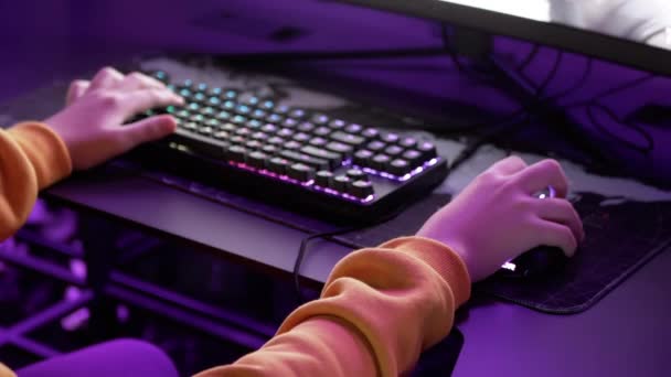 Hands Gamer仮想現実クラブでビデオゲームでRgbキーボードを再生します 接近中だ ハッカーは指でボタンを押すと ラグの上にマウスを移動します ネオンライト ギャンブルだ Esports — ストック動画