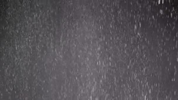 采购产品下落混合颗粒 粉末在黑色背景 漩涡中飘扬的白雪 雪花在云雾中旋转 — 图库视频影像