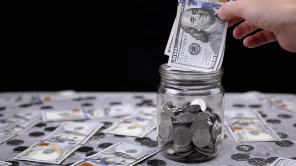 Mão Feminina Colocando Uma Pilha Notas 100 Dólares Frasco Vidro — Vídeo de Stock