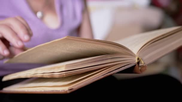 Ηλικιωμένη Γυναίκα Που Διαβάζει Ένα Βιβλίο Γυρίζοντας Τις Σελίδες Στις — Αρχείο Βίντεο