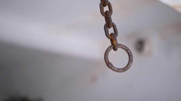生锈铁链悬挂在刑讯室天花板上的运动 古老的链条 环在风中摇曳 断了的铁链解放 奴隶制 精神病医院 — 图库视频影像