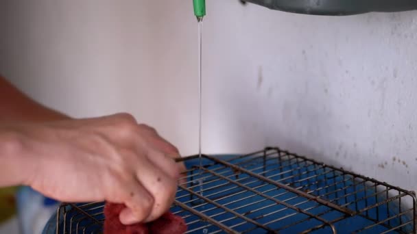 Αρσενικά Χέρια Πλένουν Βρώμικο Μεταλλικό Τρίμμα Σφουγγαράκι Κάτω Από Τρεχούμενο — Αρχείο Βίντεο