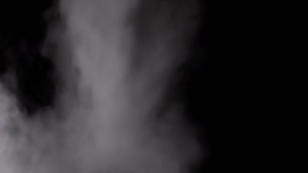 Explosion Ett White Foggy Moln Flygande Rök Svart Bakgrund Abstrakt — Stockvideo