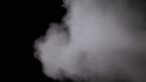 Eksplozja Białej Mglistej Chmury Latającego Dymu Czarnym Tle Abstrakcyjne Tło — Wideo stockowe