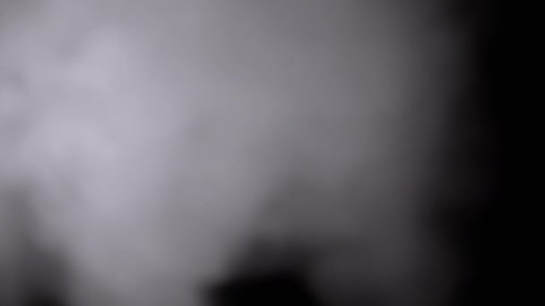 Παγωμένη Λευκή Ομίχλη Σύννεφο Του Flying Steam Μαύρο Φόντο Αφηρημένο — Αρχείο Βίντεο