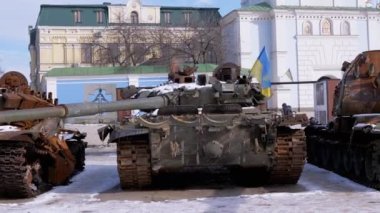 UKRAINE, KYIV, FEBRUARY 2022: Sophia Meydanı 'nda Yok Edilmiş, Yanmış, Paslı Rus Tankları Sergisi. Tank fıçısı. Bağımsızlık için savaş. İşgalcilerin bozuk askeri araçları. Ukrayna İstilası.