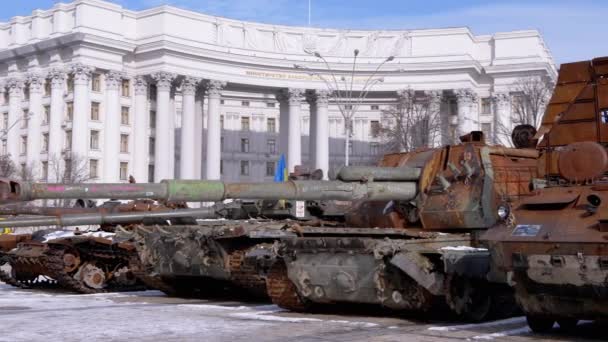 Ucrania Kyiv Febrero 2022 Exposición Tanques Rusos Destruidos Quemados Oxidados — Vídeos de Stock