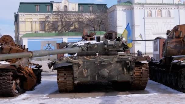 Ukraine Kyiv February 2022 Exhibition Destroyed Burnt Rusty Russian Tanks — Vídeo de Stock