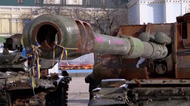 Ukraine Kyiv February 2022 Виставка Знищених Спалених Іржавих Російських Танків — стокове відео