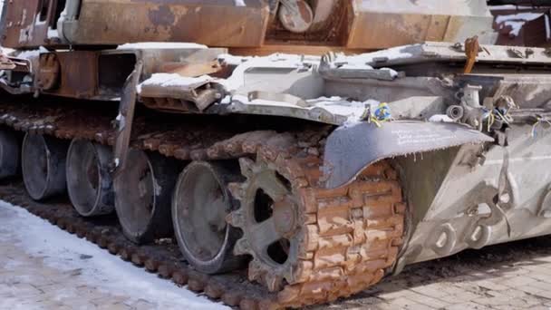 Burnt Snow Covered Rusty Tracks Wrecked Military Tank Russian Occupiers — Vídeo de Stock