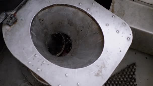 Mężczyzna Spłukuje Wodę Brudnej Toalecie Ruchomej Kabinie Płynący Strumień Wody — Wideo stockowe